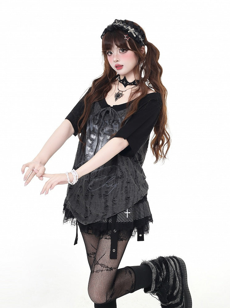 グレーのネックライン、ダメージ加工の穴、カラーブロックデザイン、セルフタイストラップ、ブラックとグラフィックのTシャツ