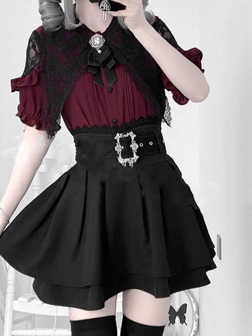 カットアウトリボンディテールのジライケイブラウス+赤い尖ったフラットカラーのプリーツショルダータイ