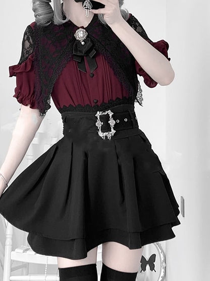 カットアウトリボンディテールのジライケイブラウス+赤い尖ったフラットカラーのプリーツショルダータイ