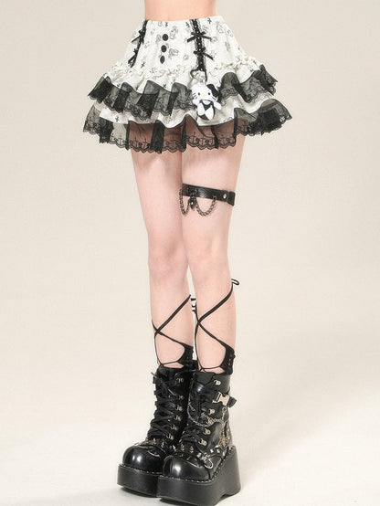 蝶結びのディテール、レースの華やかさ、スカートのクロスプリント、グレーのトリム、ティアードキティ