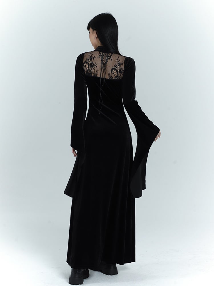 Gothic-Kleid aus schwarzem Samt mit kontrastierenden Spitzenaufnähern, Glockenärmeln und seitlichem Schlitz