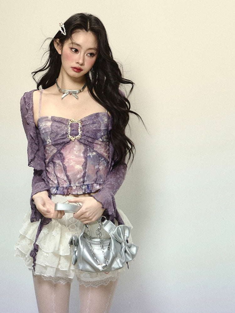 Lavendelfarbenes, halbtransparentes Spitzentop mit offener Knopfleiste