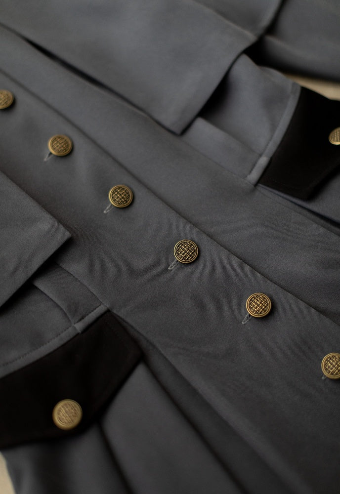 ダークグレーの秋冬定番ワンピース フロントボタンプラケット