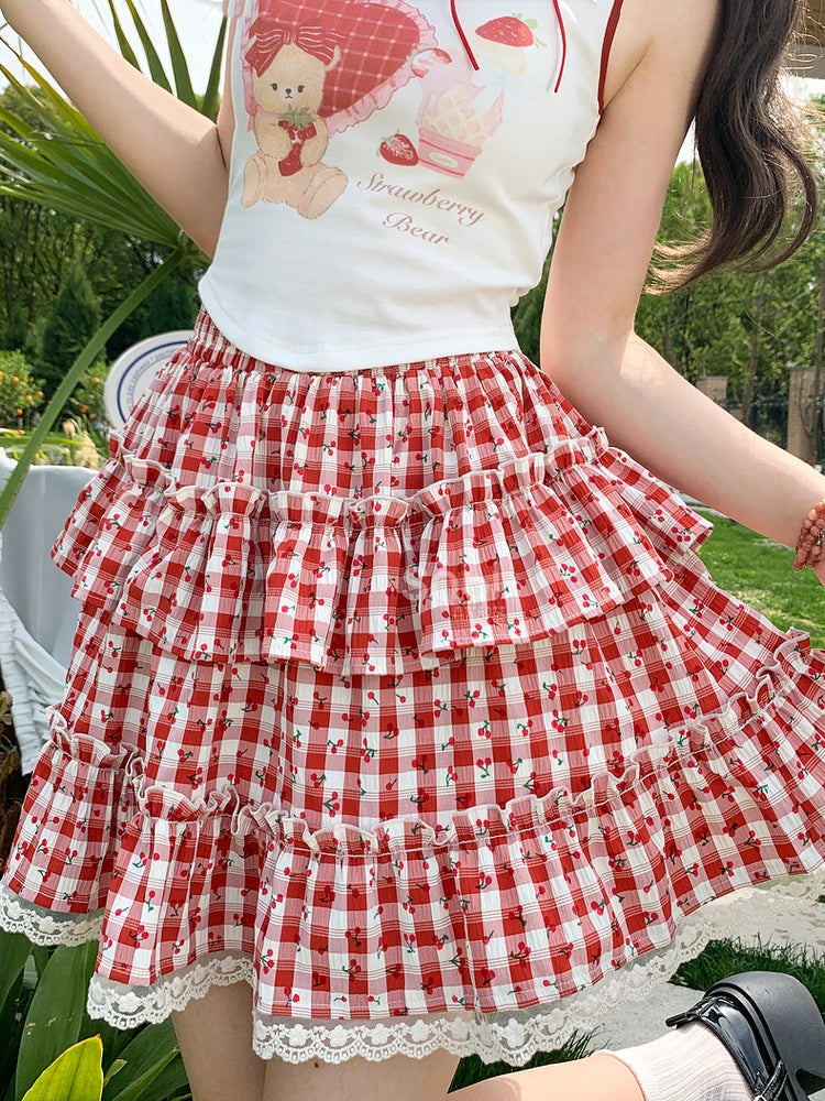 スイートなチェック柄ティアードスカート。レッドのトリム。全体にチェリープリントのレース。