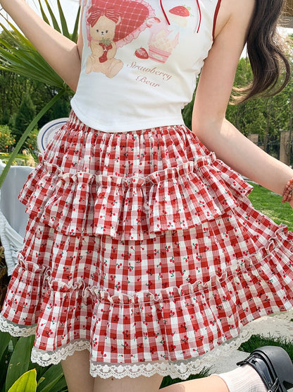 スイートなチェック柄ティアードスカート。レッドのトリム。全体にチェリープリントのレース。