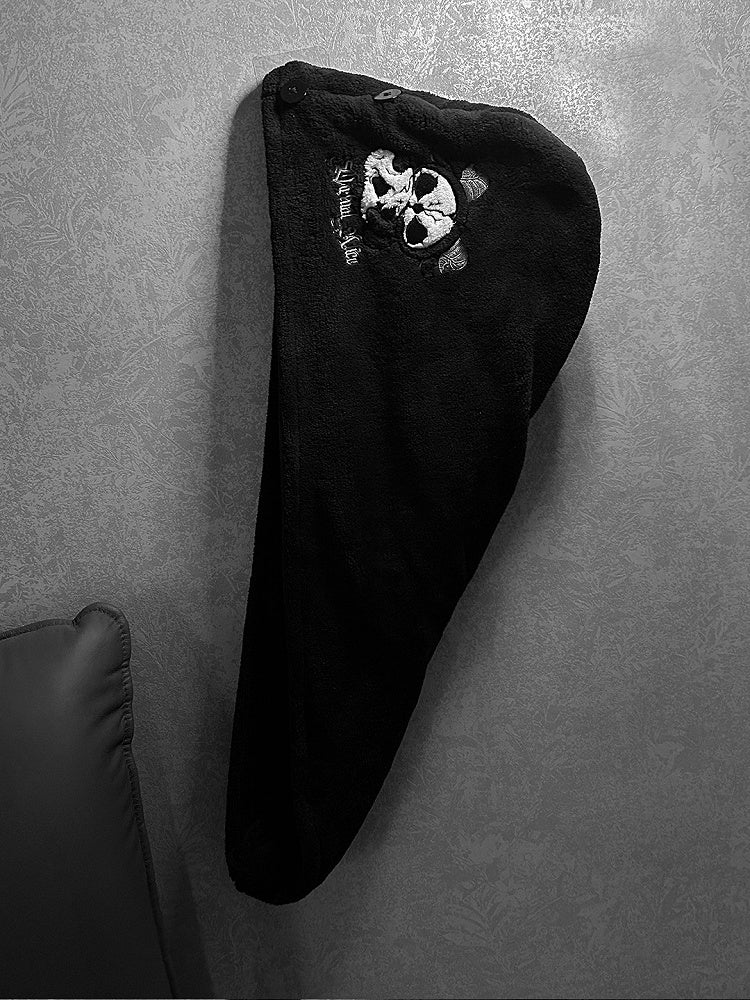 Schwarzes Trockentuch Haar Weiß Grim and Gothic Handtuch Reaper