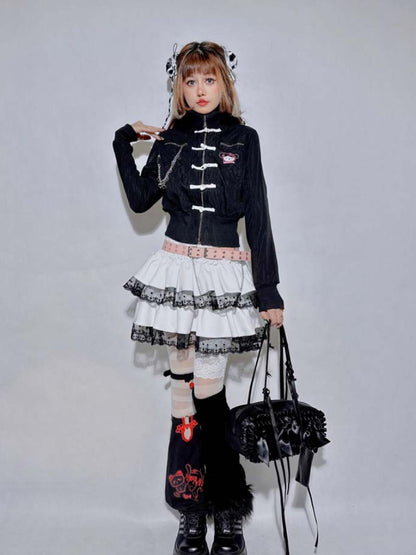 Schwarzes Kitten-Top mit hohem Halsausschnitt und Ketten- und Nadeldetail