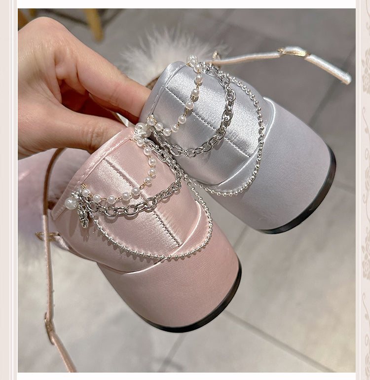 Hellrosa Mary Janes mit Feder-Strassschleife oben und Perlenkette