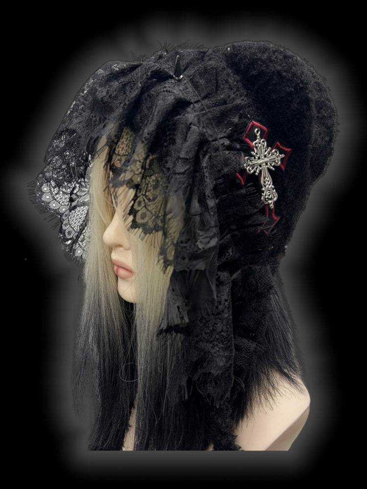 Gothic Strickmütze mit schwarzen Nieten und Spitzenbesatz und Kreuzanhänger