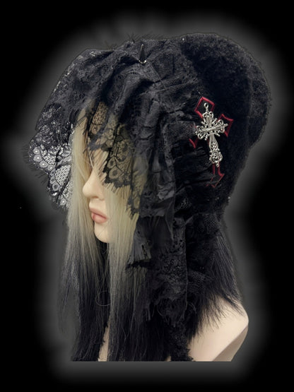 Gothic Strickmütze mit schwarzen Nieten und Spitzenbesatz und Kreuzanhänger