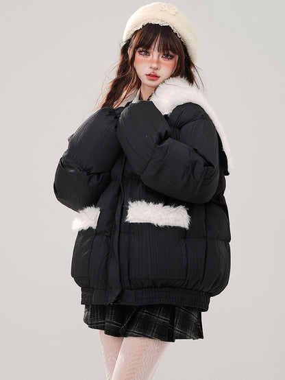 Pufferjacke mit Plüschkapuze und schwarzen Buchstaben