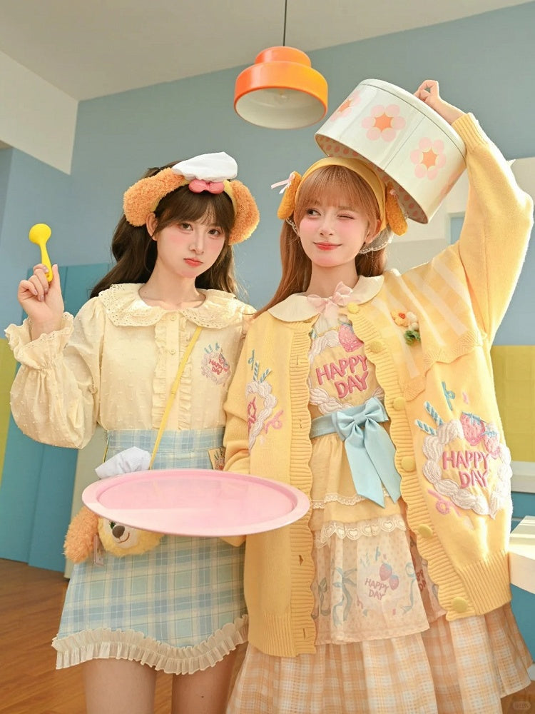 かわいい黄色のニットカーディガン 花柄のアクセント クリーミーな夢のストロベリーケーキの刺繍