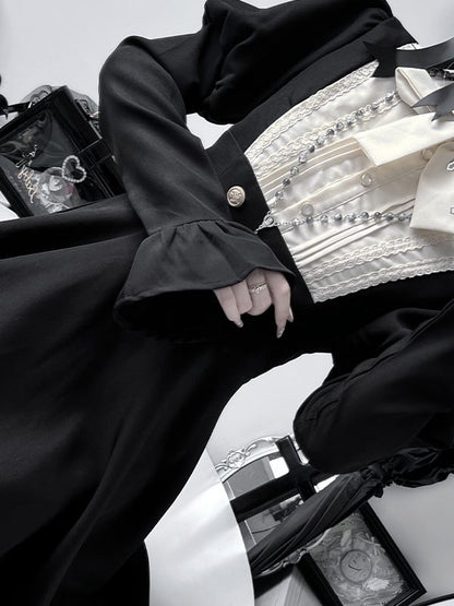 Schwarzes Nonnenkleid mit Rüschenbesatz und langen Ärmeln