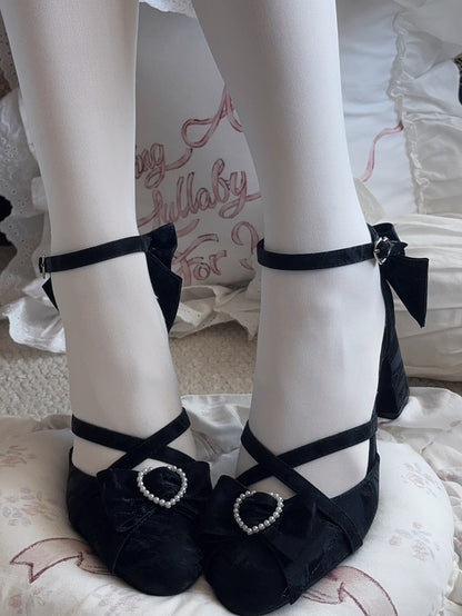 Süße Sandalen mit überkreuzten Riemen an schwarzen Schleifen und Herz mit Perlen auf der Rückseite – Upper Lolita