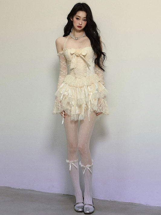 Aprikosenfarbenes Neckholderkleid aus Spitze mit Blumenschleife und Schnürdetail