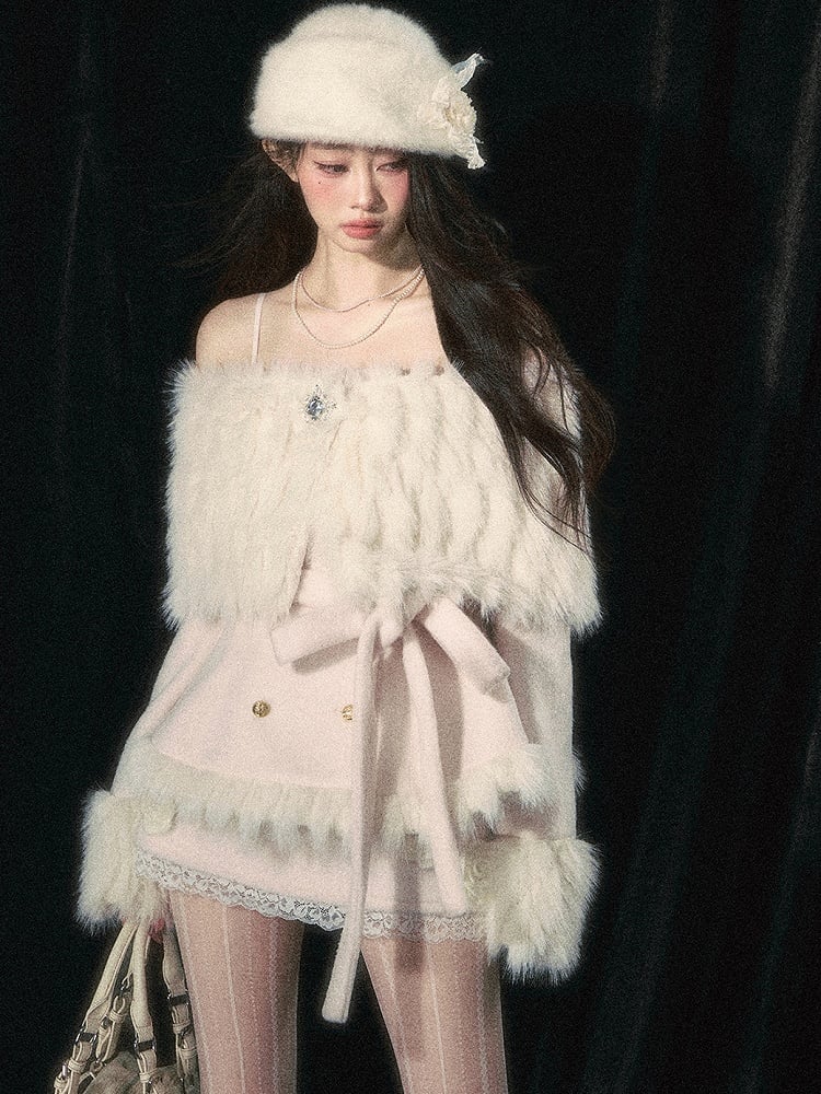 Eleganter Mantel mit schulterfreiem Ausschnitt in Weihnachtsrot/Weiß und abnehmbarem Plüschschal