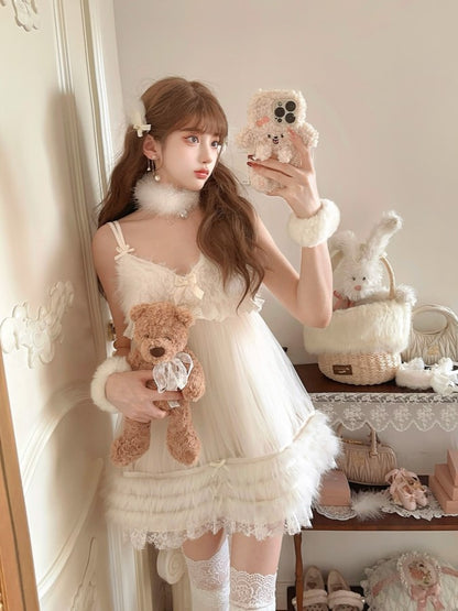 Weiße Kunstpelzakzente mit Slip-Tüllkleid