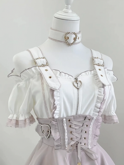 Weißes, rosafarbenes, kurzes Jirai Kei-Oberteil mit schulterfreiem Ausschnitt und Landmine und Ärmeln im Choker-Stil