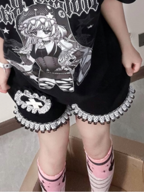 Schwarze Jirai Kei-Shorts mit gerüschtem Saum und Herzabzeichen