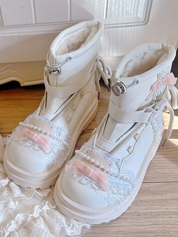 ベージュのリボンとレースのビーズチェーンのアンクルブーツ