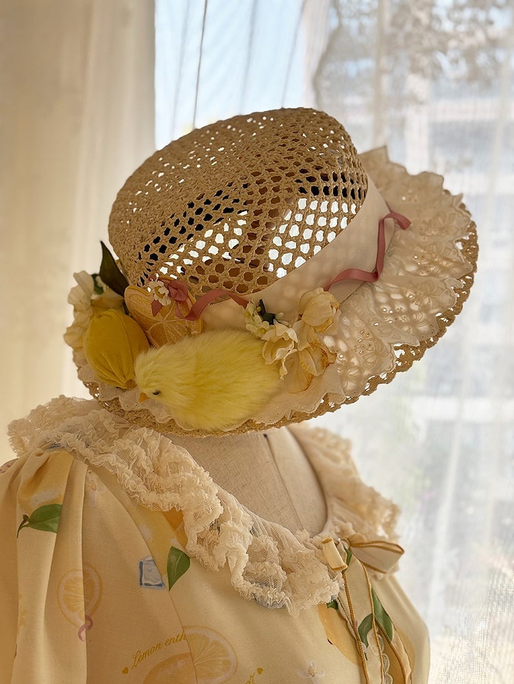 帽子と花、そして神聖なわらで飾られたぬいぐるみのひよこ