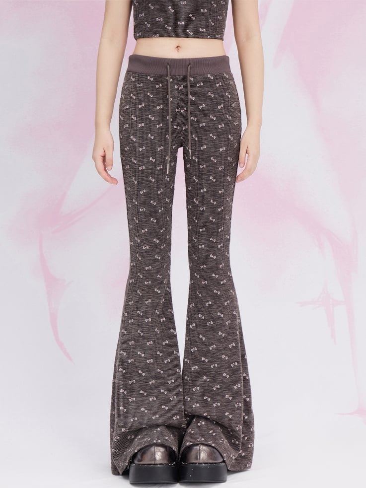 Kaffeefarbene Schlaghose mit Schleifen-Allover-Print