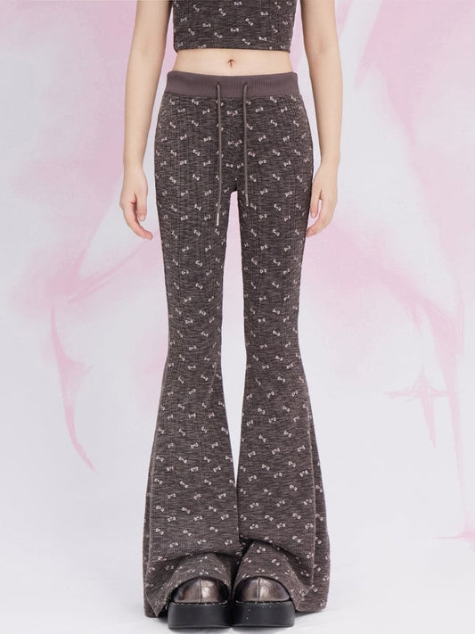 Kaffeefarbene Schlaghose mit Schleifen-Allover-Print