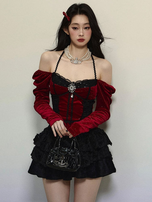 Mit roten Strasssteinen verziertes Neckholder-Top aus schimmerndem Samt