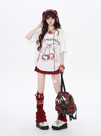 Print T-Shirt mit V-Ausschnitt Schnürung am Ausschnitt Schwarz/Weiß Kirschdetail