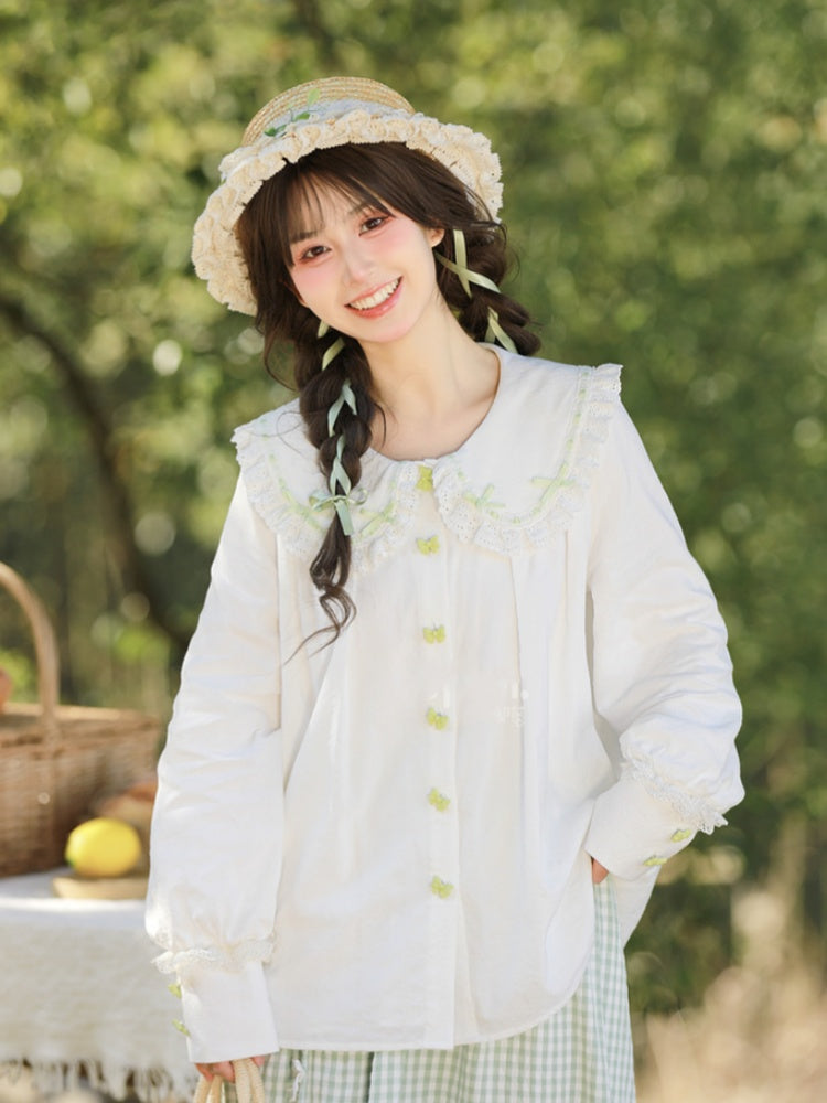 ホワイトレーストリム、丸みのあるフラットカラー、グリーンのリボンボタンブラウス