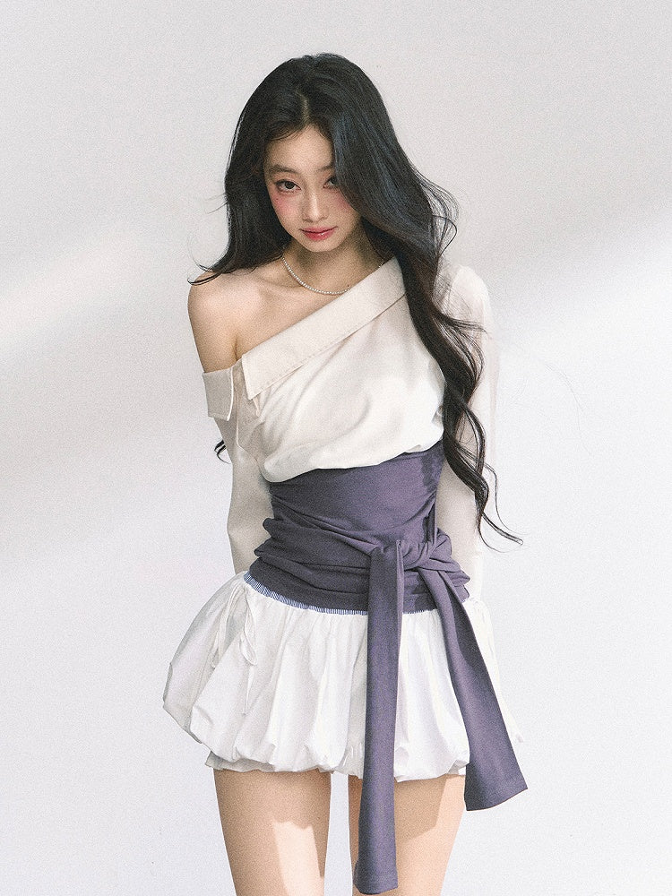 Beiges Hemd mit asymmetrischem Ausschnitt und lila Korsettgürtel