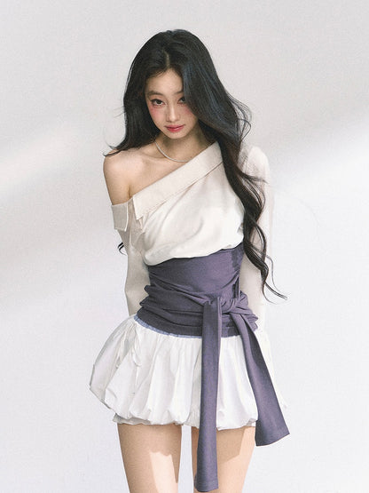 Beiges Hemd mit asymmetrischem Ausschnitt und lila Korsettgürtel