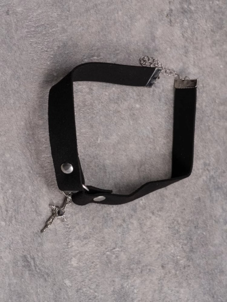 Schwarzes Gothic-Halsband mit Kreuzanhänger