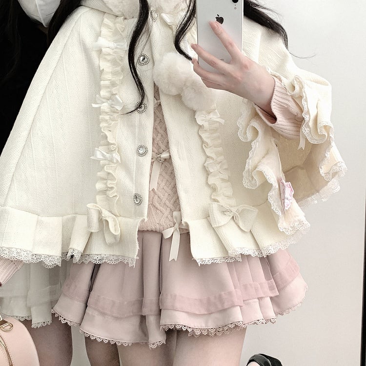 Jirai Kei – Kapuzenumhang mit roten Pompons und Schleifenakzenten im Landminenstil