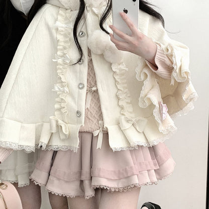 Jirai Kei – Kapuzenumhang mit roten Pompons und Schleifenakzenten im Landminenstil