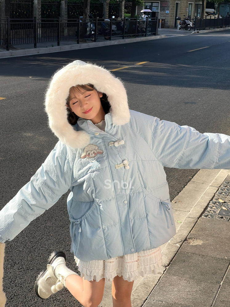 Blauer süßer Daunenmantel mit Lammapplikation und Schleife