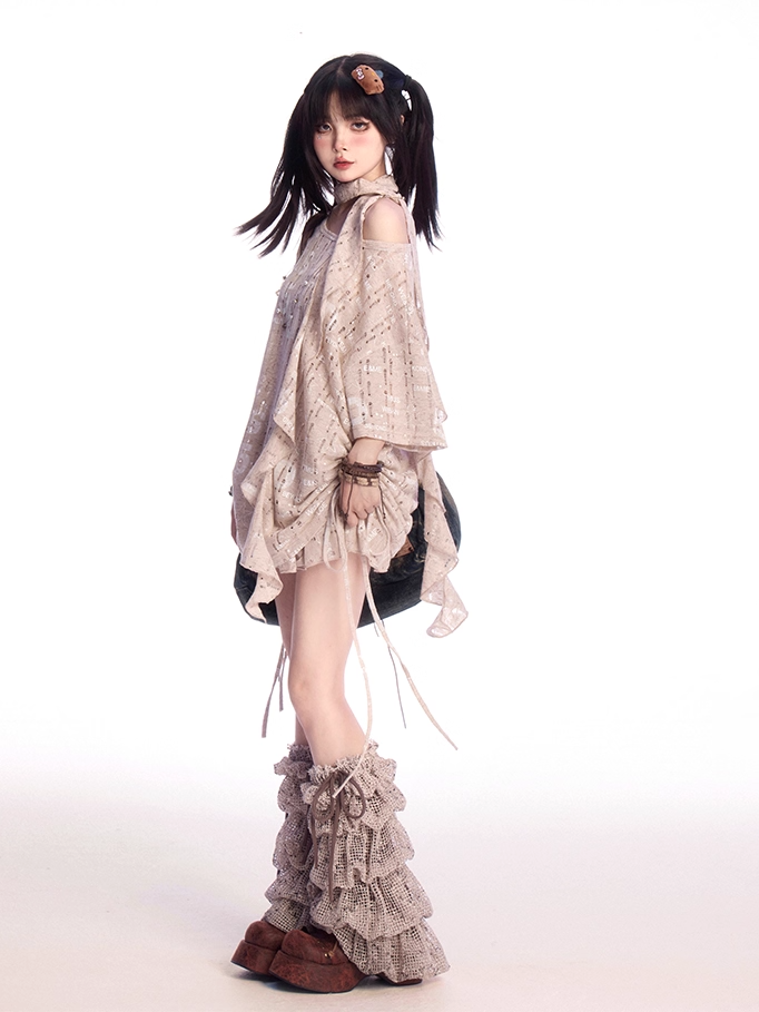 穴あきTシャツ、カーキ、アシンメトリーネックライン、レタープリント、ダメージ加工スカーフ