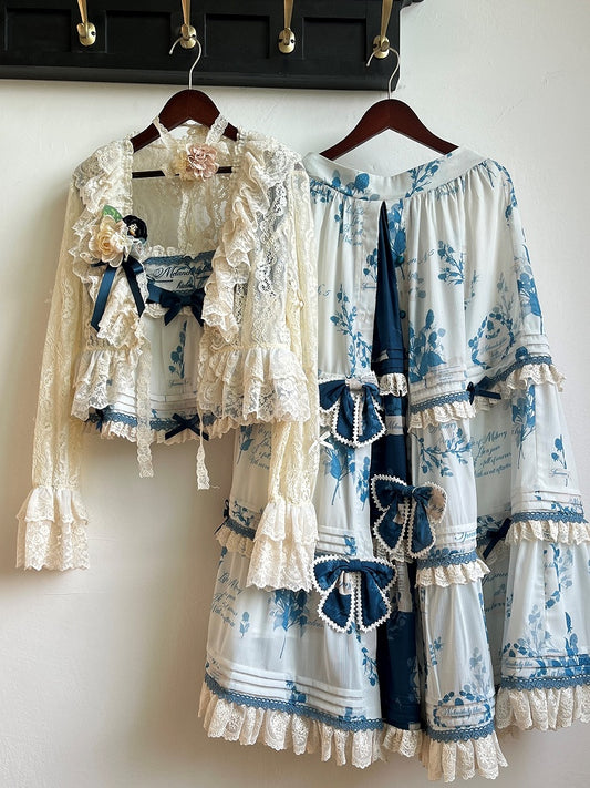 ベージュのカーディガン ロングレーススリーブ