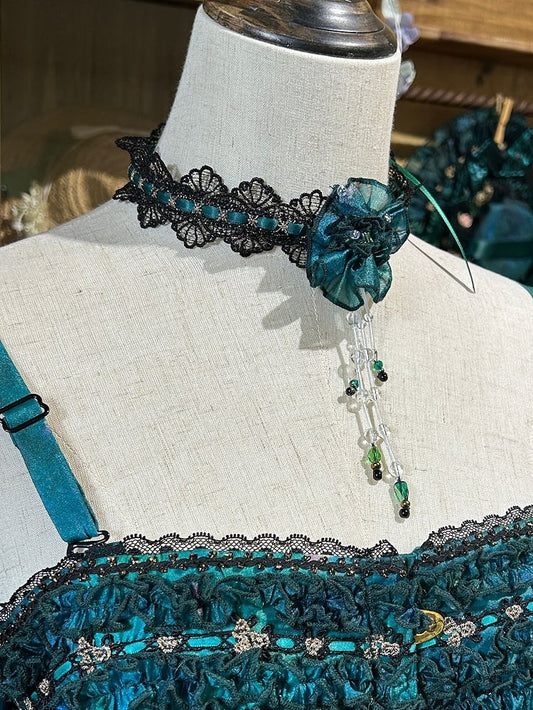 Grünes Blumenhalsband