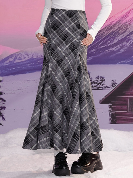 Lockere Strickjacke mit Bärenapplikation in Schwarz und Grau im Colorblock-Stil