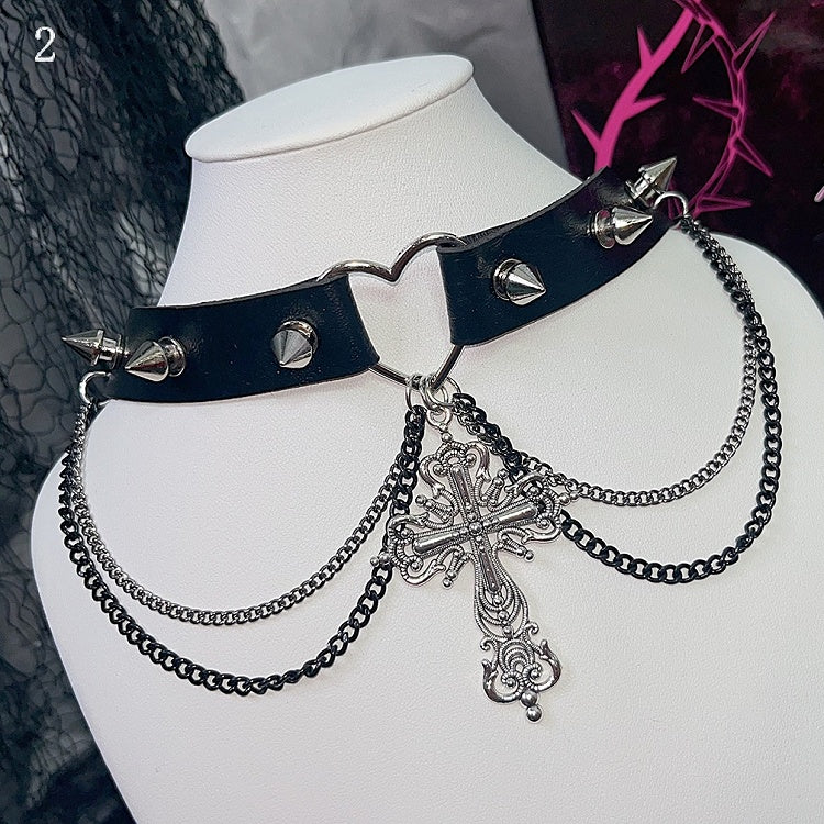 クロスロゼット/くり抜きブラックペンダント 2つの装飾スタッドとオプションチョーカー シルバー