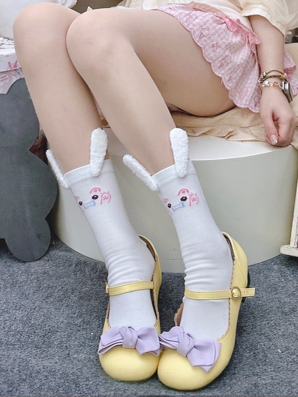 Kalb mit Socken, weiße Ohren mit Hasenmuster