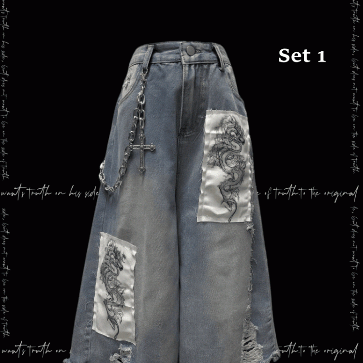 ブルーのワイドレッグジーンズ、ドラゴンのアップリケ、切りっぱなしの裾、ダメージ加工の穴、ライト