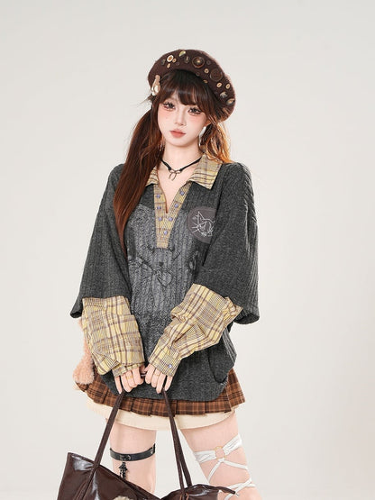 Dunkelgraues V-Ausschnitt-Top mit Bären-Print und kariertem Patchwork-Strick