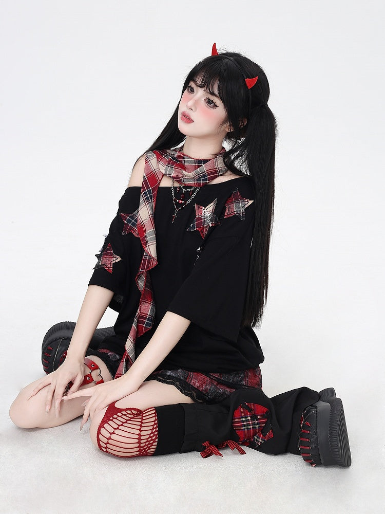 Glamouröser Schal-Ausschnitt mit T-Shirt, rot kariert, Stern-Applikationen, schwarz, asymmetrisch