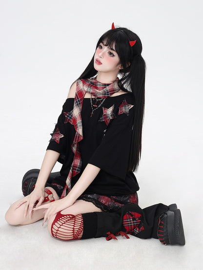 Glamouröser Schal-Ausschnitt mit T-Shirt, rot kariert, Stern-Applikationen, schwarz, asymmetrisch