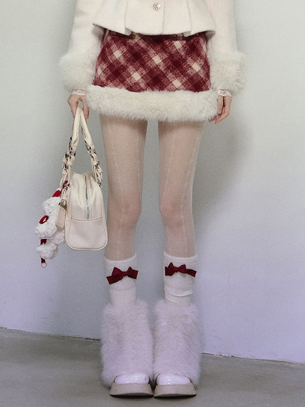 赤いチェック柄スカートのふわふわ裾