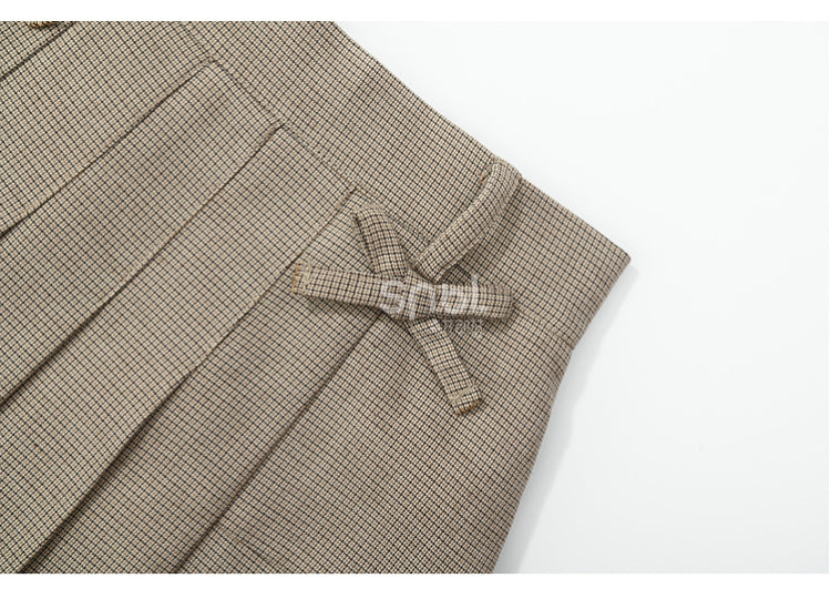 カーキ色のリボンアクセントのチェック柄プリーツスカート