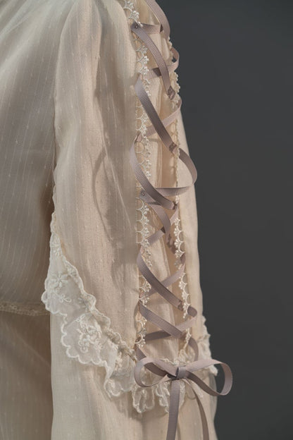 ベージュとパープルのフリルクロスオーバーネックライン長袖シャツ