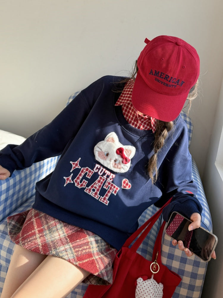 Sweatshirt mit abnehmbarer roter Applikation, marineblauer Kätzchen-Stickerei, blauer Kragen, kariert